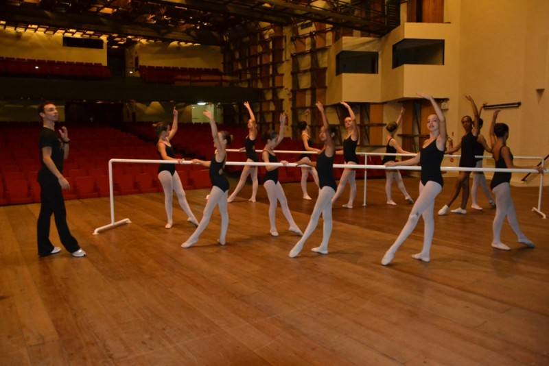 Alunos de balé clássico fazem aula especial com coreógrafo de São Paulo — foto 1