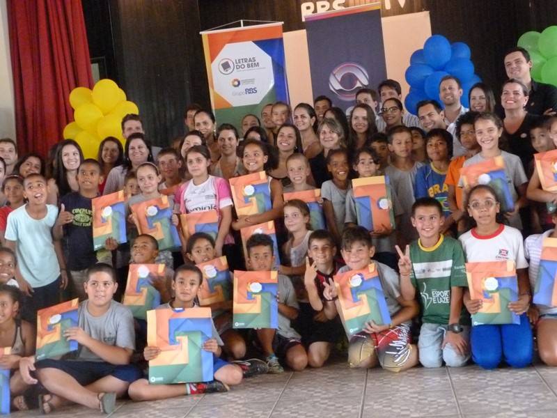 Festa de Natal é organizada para crianças do Bairro da Juventude — foto 1
