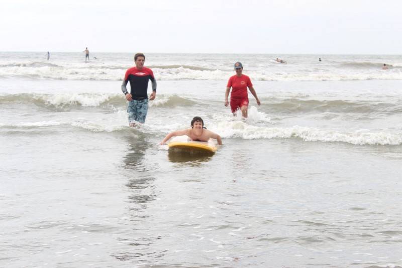 Temporada com surf adaptado para deficientes no Baln. Rincão — foto 2