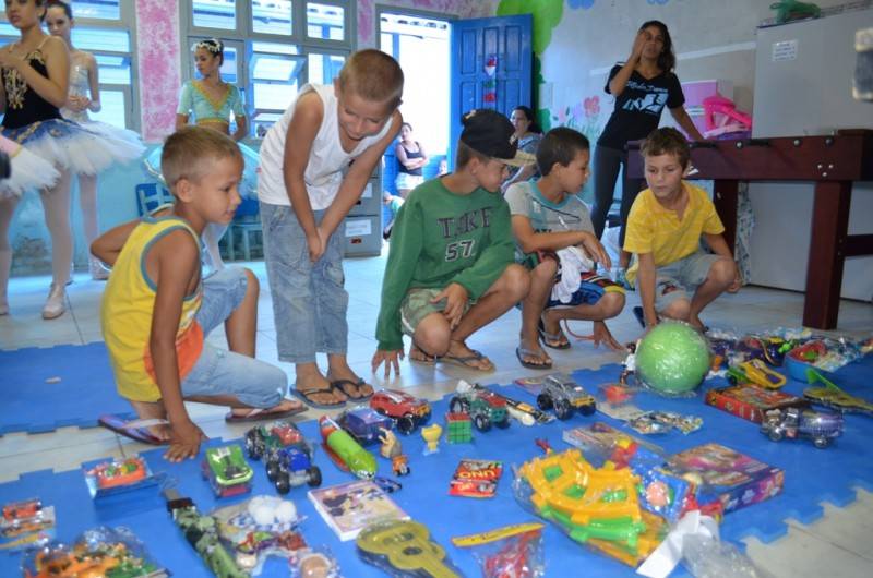Estúdio de Dança realiza entrega de brinquedos para o Natal — foto 1