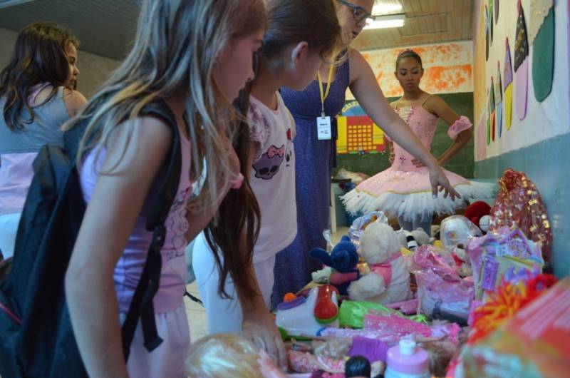Estúdio de Dança realiza entrega de brinquedos para o Natal — foto 2