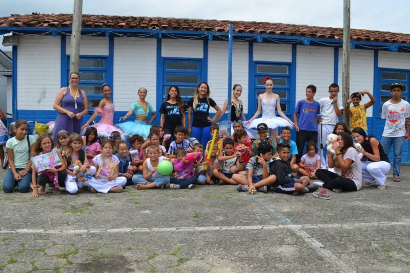 Estúdio de Dança realiza entrega de brinquedos para o Natal — foto 3