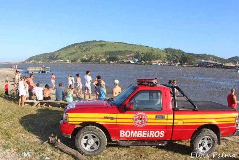 Em Laguna, jovem continua desaparecido nos Molhes da Barra — foto 1