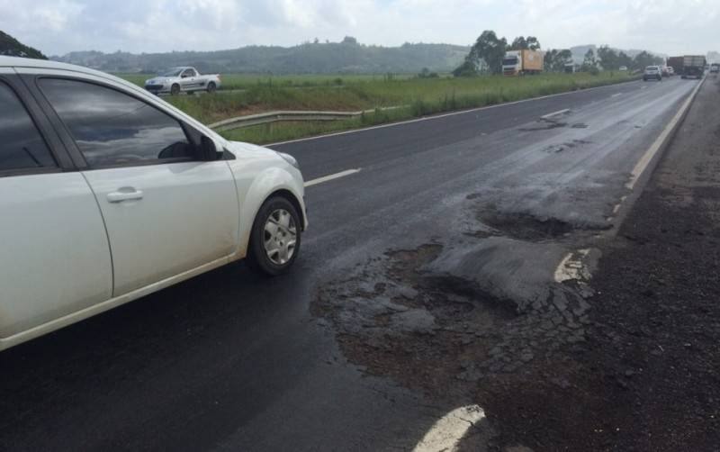 Caminhão tomba na BR-101 após passar por buraco — foto 1