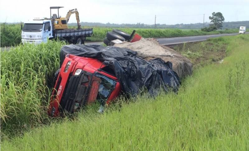 Caminhão tomba na BR-101 após passar por buraco — foto 2