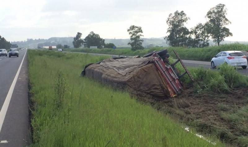 Caminhão tomba na BR-101 após passar por buraco — foto 3