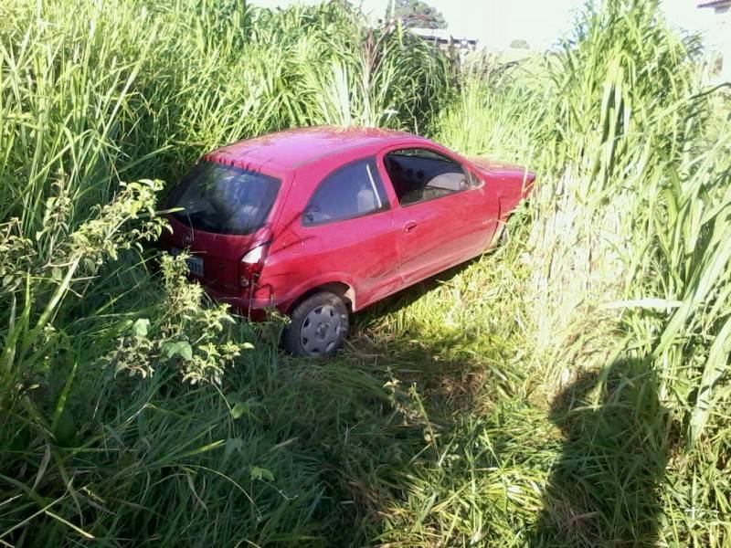 Veículo sai da pista e capota na BR-101 — foto 1