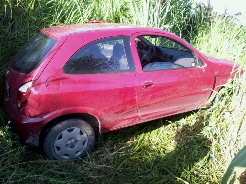 Veículo sai da pista e capota na BR-101 — foto 2