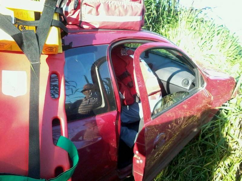 Veículo sai da pista e capota na BR-101 — foto 5