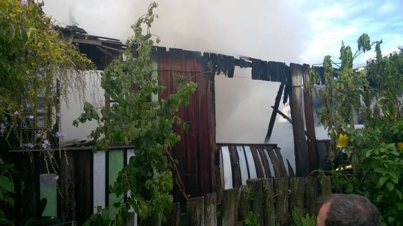 Casa é destruída pelo fogo — foto 2