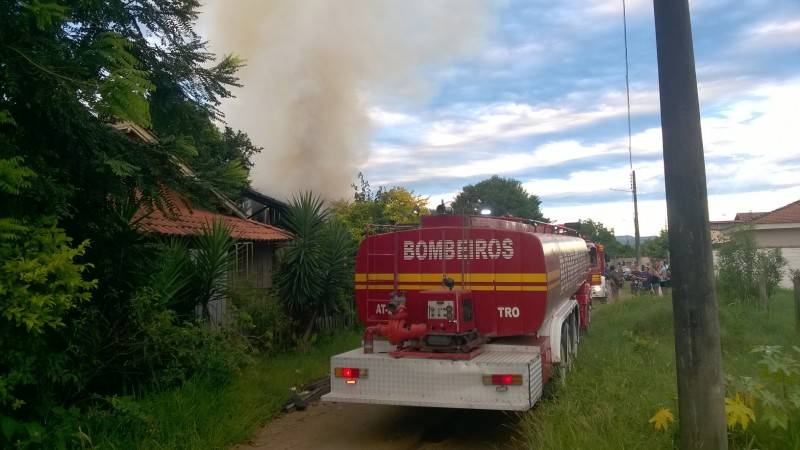 Casa é destruída pelo fogo — foto 11