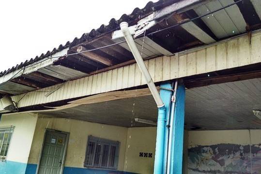 Interditada, Escola Maria Garcia Pessi, de Araranguá, não tem local para abrigar alunos — foto 1