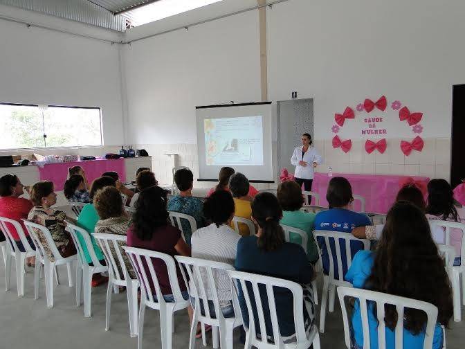 Fisioterapeuta orienta mulheres sobre o câncer de mama — foto 2