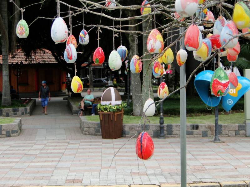 Páscoa começa a tomar conta da Praça Anita Garibaldi, em Urussanga — foto 1