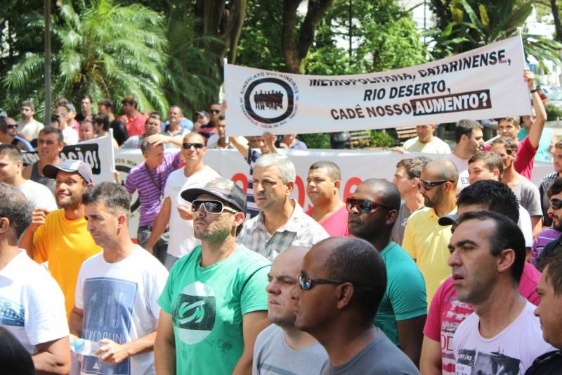 Sem ter reivindicações atendidas, mineiros protestam contra carboníferas — foto 2