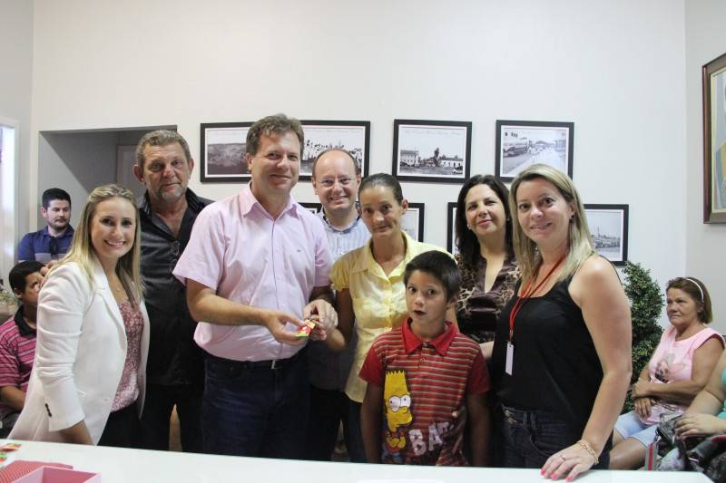 Mais cinco famílias recebem as chaves da casa própria, em Içara — foto 2