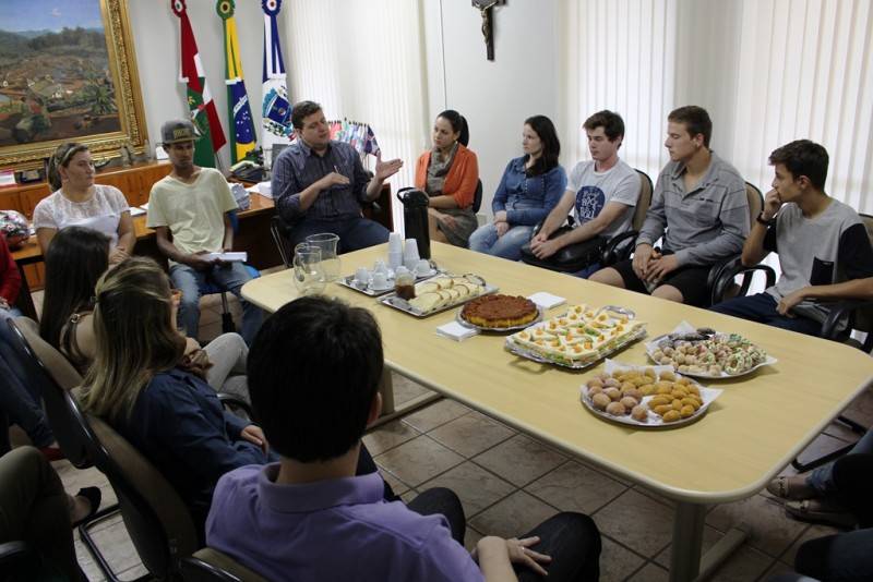 Prefeito assina projeto de Lei para criação da Secretaria da Juventude — foto 1