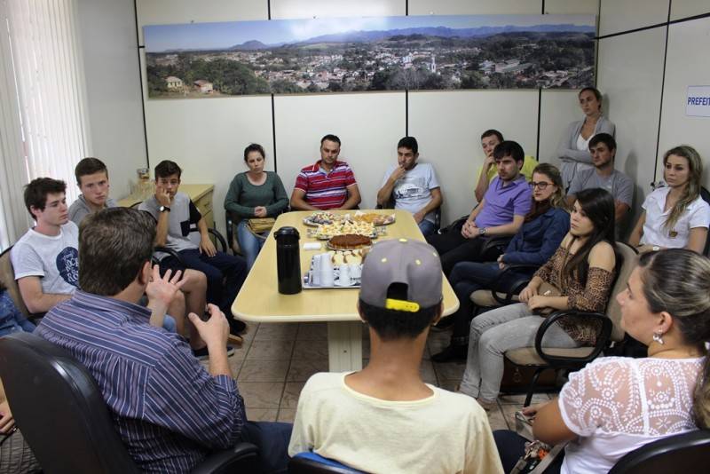 Prefeito assina projeto de Lei para criação da Secretaria da Juventude — foto 2