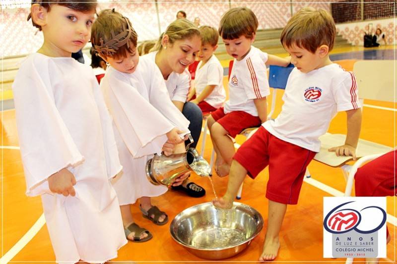 Alunos encenam o significado da Páscoa, no Colégio Michel — foto 2