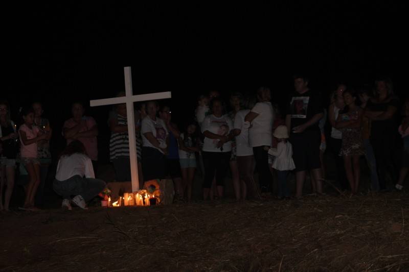 Após quase um mês de sua morte, população presta homenagem à Vivian Lais — foto 1