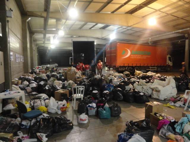 Aproximadamente 40 toneladas de mantimentos foram encaminhadas aos desabrigados — foto 1
