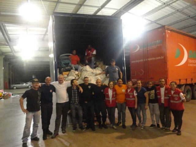 Aproximadamente 40 toneladas de mantimentos foram encaminhadas aos desabrigados — foto 4
