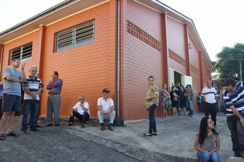 Familiares e amigos comparecem ao velório das vítimas de casa que desabou — foto 1