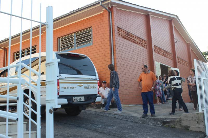 Familiares e amigos comparecem ao velório das vítimas de casa que desabou — foto 2