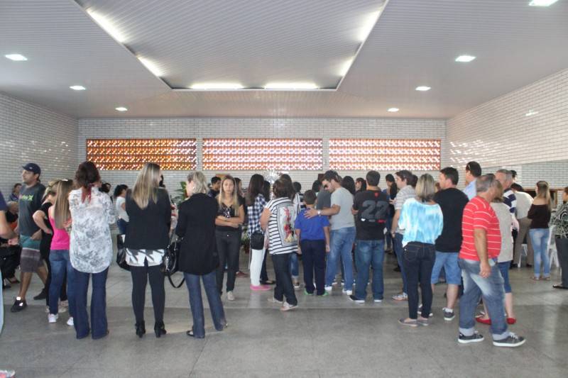 Familiares e amigos comparecem ao velório das vítimas de casa que desabou — foto 11