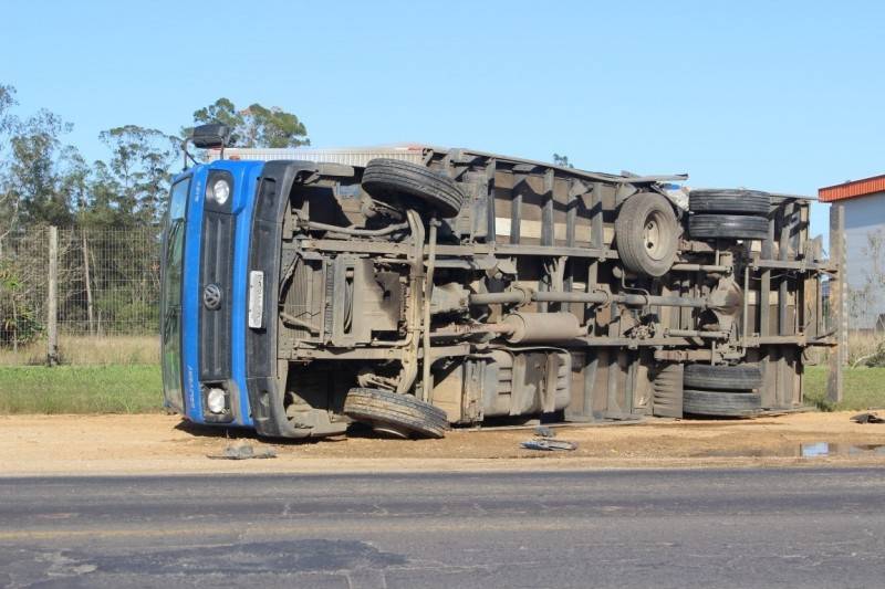 Após colisão, caminhão tomba às margens da SC-445 — foto 1