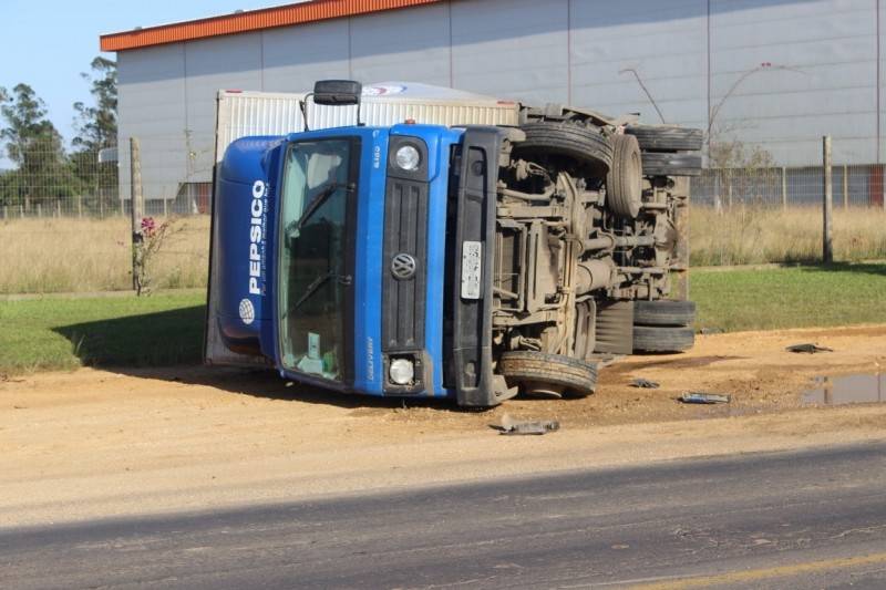 Após colisão, caminhão tomba às margens da SC-445 — foto 2