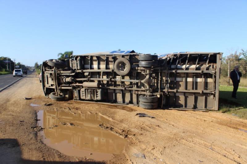 Após colisão, caminhão tomba às margens da SC-445 — foto 17