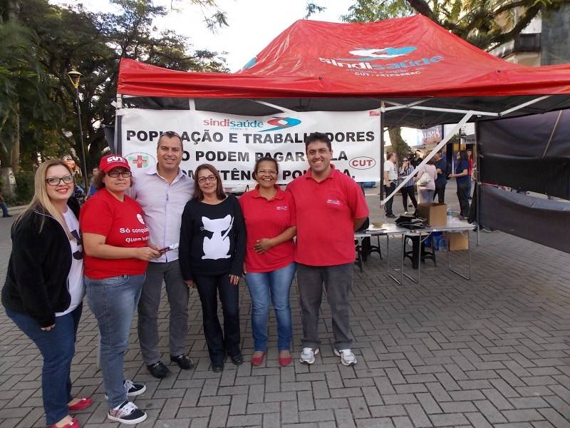 Panfletos em defesa dos trabalhadores são distribuídos na Praça Nereu Ramos — foto 1