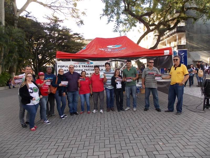 Panfletos em defesa dos trabalhadores são distribuídos na Praça Nereu Ramos — foto 2