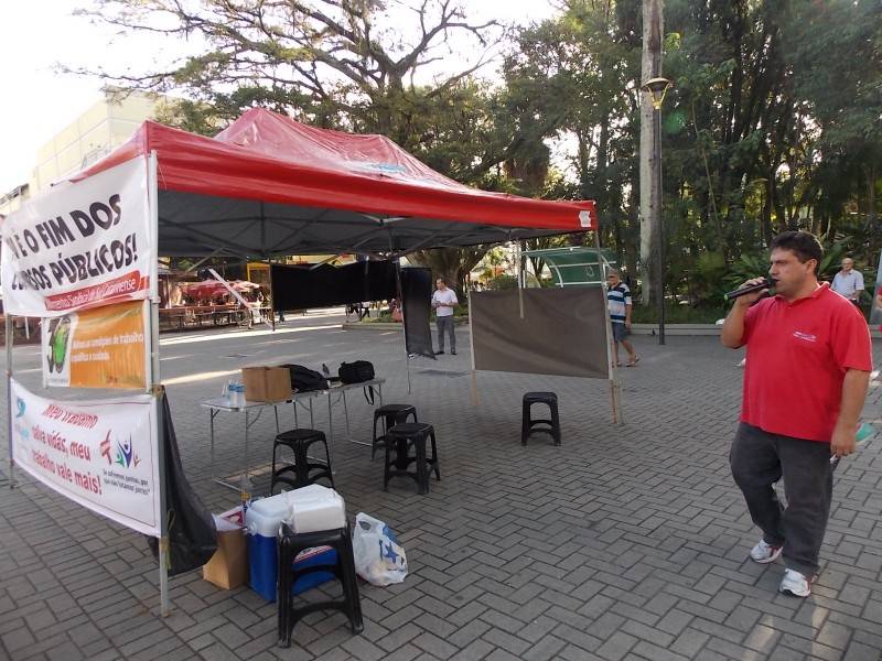 Panfletos em defesa dos trabalhadores são distribuídos na Praça Nereu Ramos — foto 4