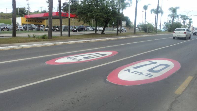 Asfalto da  Avenida Centenário ganha legendas de velocidade — foto 1
