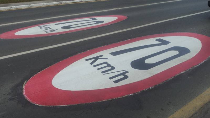 Asfalto da  Avenida Centenário ganha legendas de velocidade — foto 2