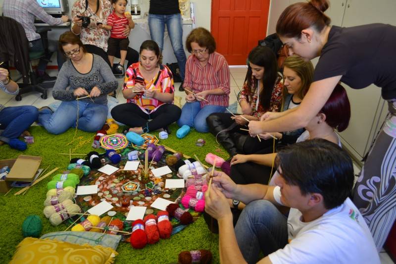 Participantes do Arte na Escola confeccionam Mandalas de Fios — foto 1