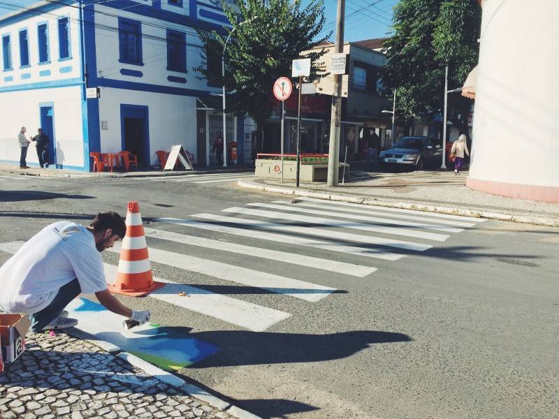 Faixas são grafitadas em ação do Maio Amarelo, em Içara — foto 2