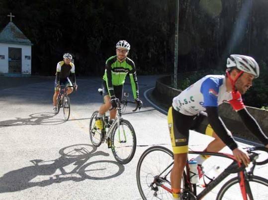 Rodrigo Hilbert aproveita folga para andar de bicicleta na Serra do Rio ...