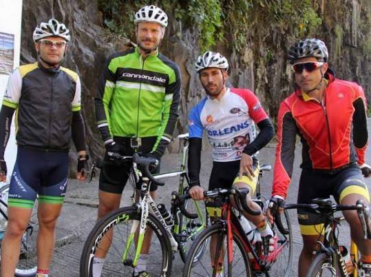 Rodrigo Hilbert aproveita folga para andar de bicicleta na Serra do Rio ...