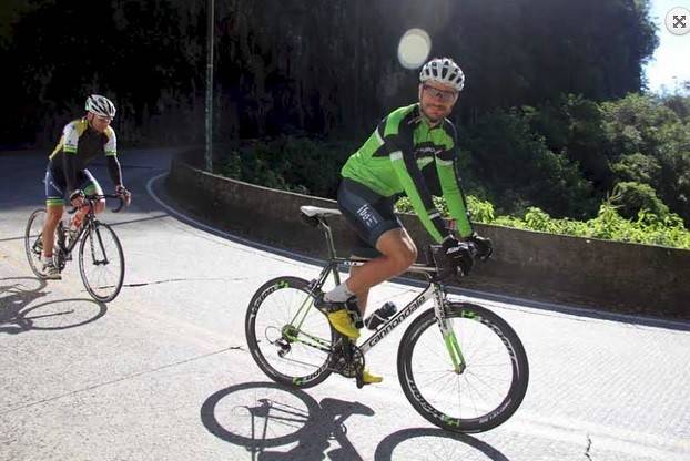 Rodrigo Hilbert aproveita folga para andar de bicicleta na Serra do Rio ...