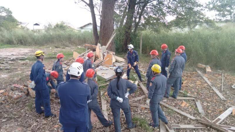 Bombeiros participam de treinamento de busca e resgate em estruturas colapsadas — foto 4