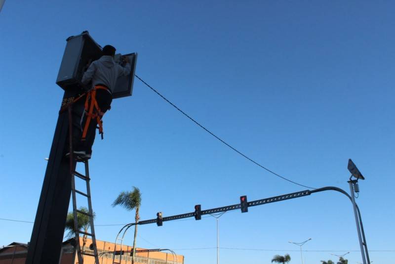 Câmeras de fiscalização eletrônica em frente à Havan são ajustadas — foto 1