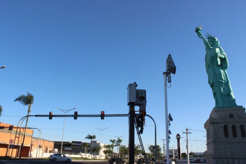 Câmeras de fiscalização eletrônica em frente à Havan são ajustadas — foto 2