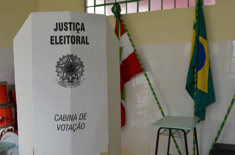 Câmara Mirim:  Alunos comparecem às urnas para escolherem seus candidatos — foto 1