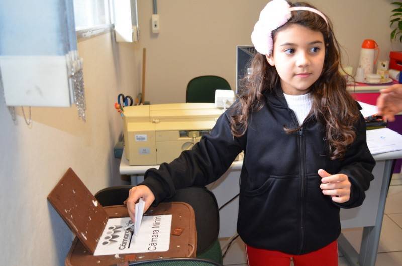 Câmara Mirim:  Alunos comparecem às urnas para escolherem seus candidatos — foto 4