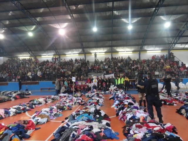 Agasalhos e cobertores são entregues a famílias da Serra Catarinense — foto 1
