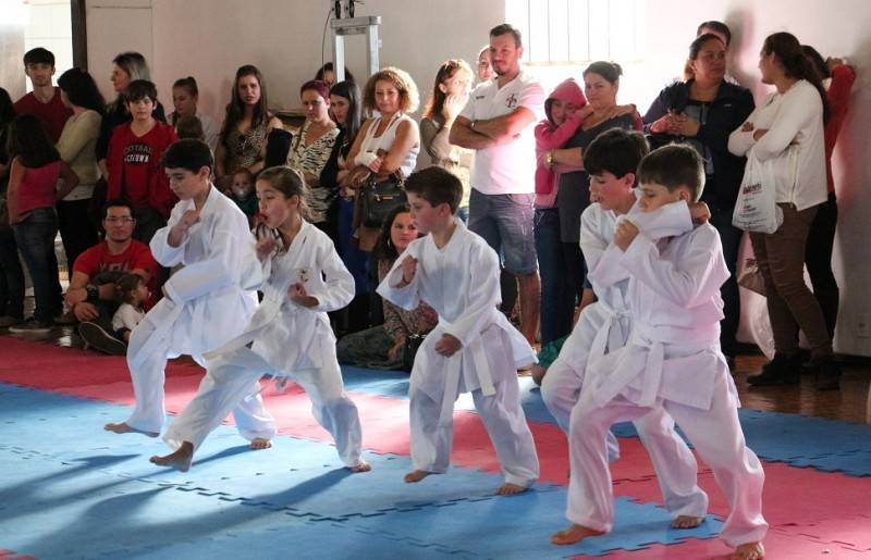 Caratecas içarenses passam por exame de graduação de faixa — foto 1
