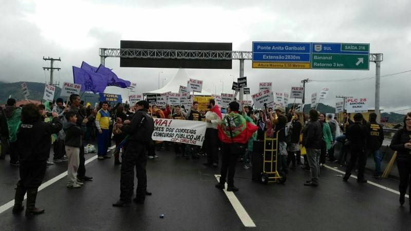Manifestantes também marcam presença na Ponte Anita Garibaldi — foto 2
